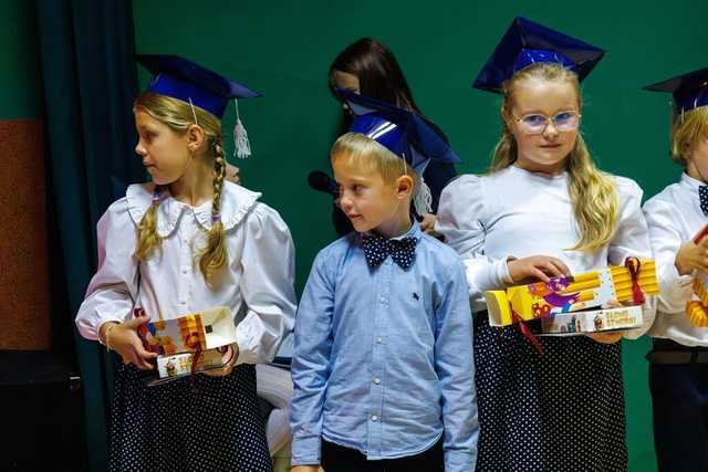 [FOTO] Pasowanie uczniów z żarowskiej podstawówki