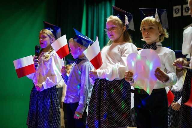 [FOTO] Pasowanie uczniów z żarowskiej podstawówki
