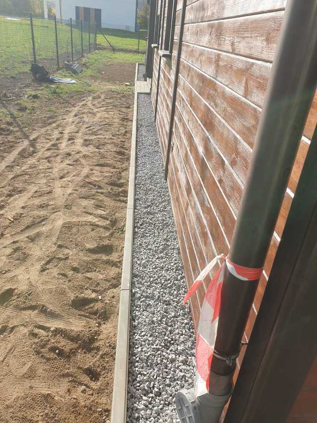 [FOTO] Chodnik, nowa szatnia, renowacja terenu przy orliku. Trwają inwestycje w gminie Marcinowice