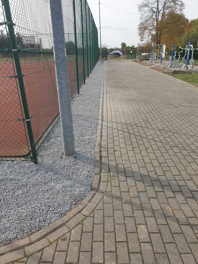 [FOTO] Chodnik, nowa szatnia, renowacja terenu przy orliku. Trwają inwestycje w gminie Marcinowice
