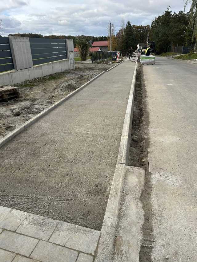 [FOTO] Chodnik, nowa szatnia, renowacja terenu przy orliku. Trwają inwestycje w gminie Marcinowice