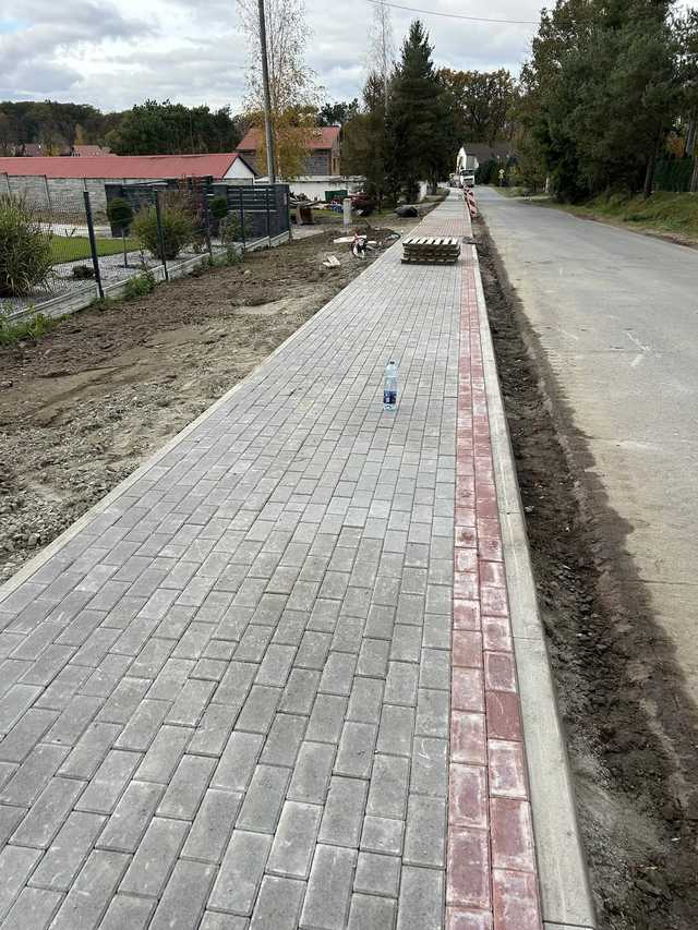 [FOTO] Chodnik, nowa szatnia, renowacja terenu przy orliku. Trwają inwestycje w gminie Marcinowice