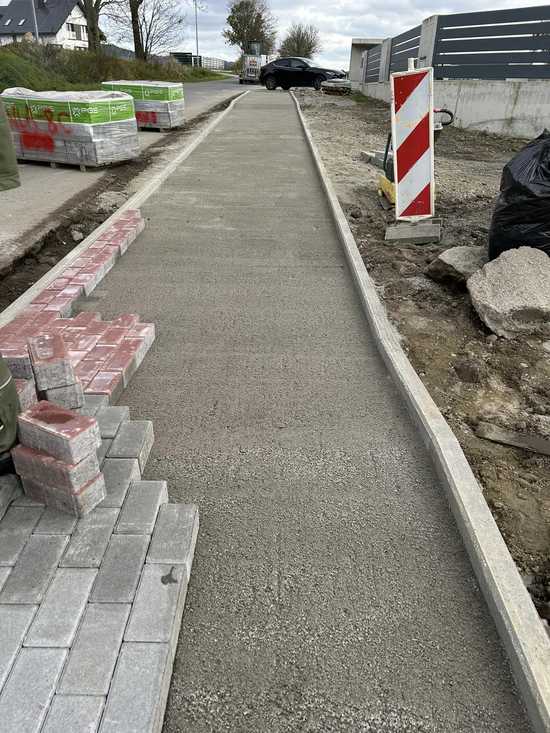 [FOTO] Chodnik, nowa szatnia, renowacja terenu przy orliku. Trwają inwestycje w gminie Marcinowice