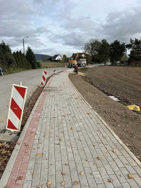 [FOTO] Chodnik, nowa szatnia, renowacja terenu przy orliku. Trwają inwestycje w gminie Marcinowice