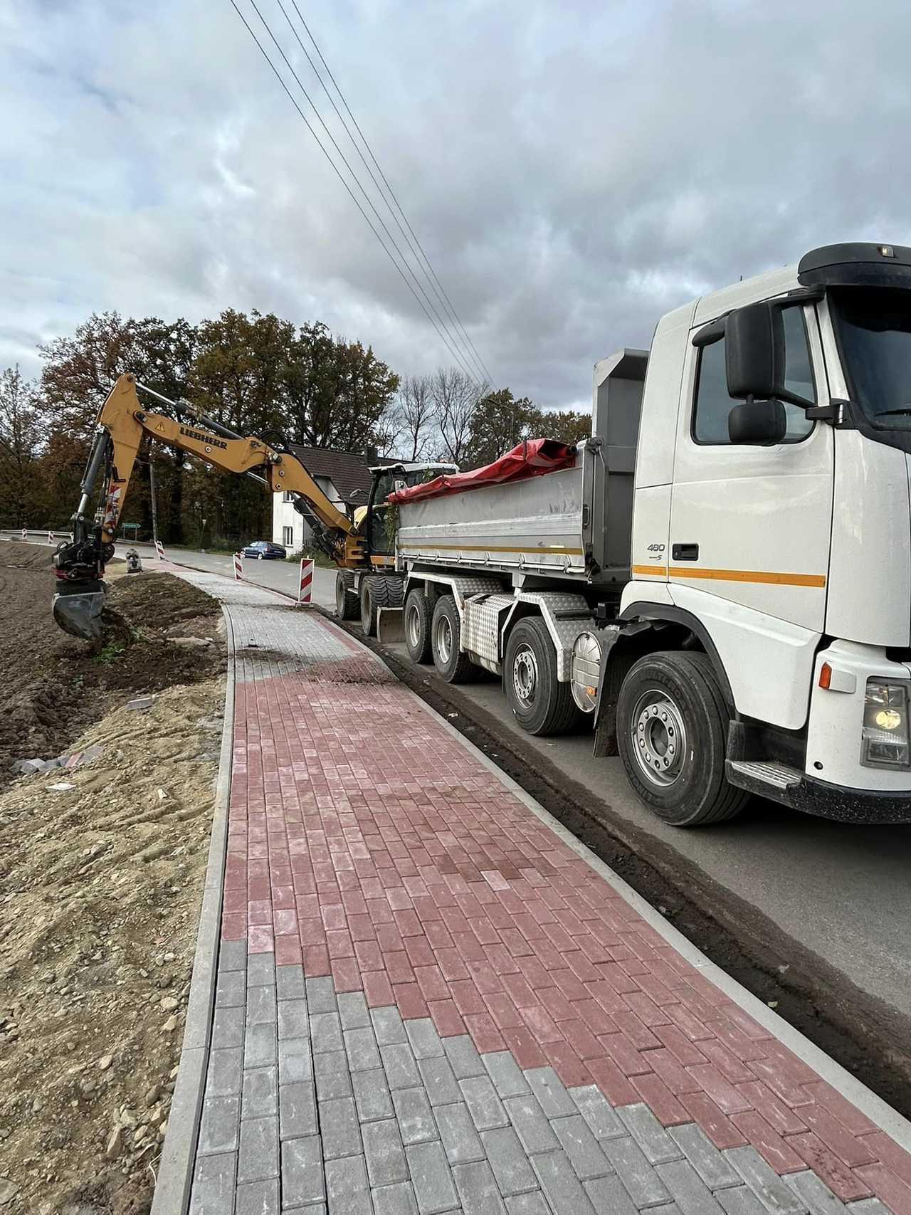 [FOTO] Chodnik, nowa szatnia, renowacja terenu przy orliku. Trwają inwestycje w gminie Marcinowice