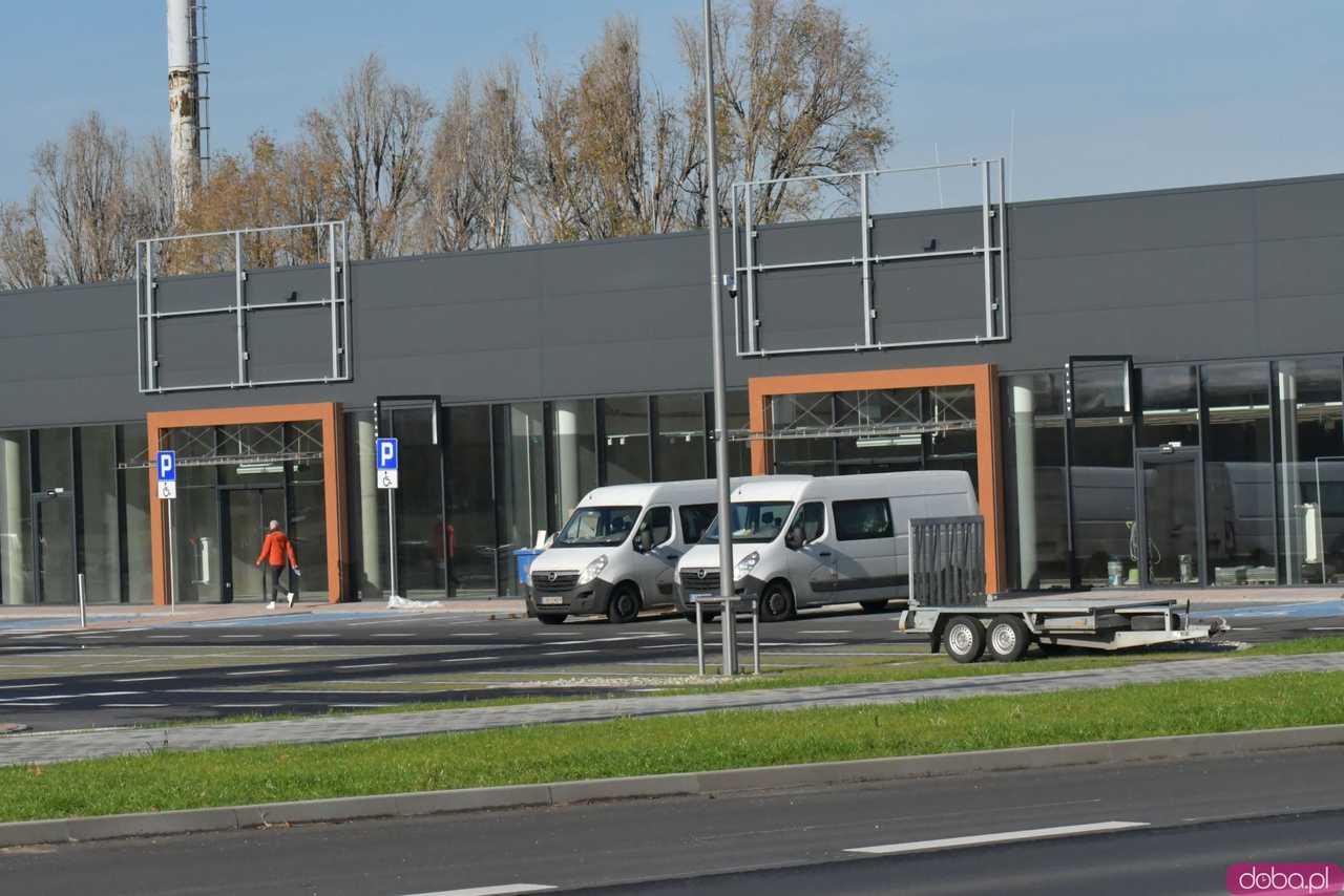 [FOTO] Nowy park handlowy rośnie w oczach. Kiedy otwarcie? Jakie sklepy tam powstaną?