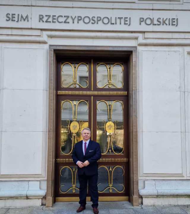 Nowy poseł z naszego okręgu złożył ślubowanie i zasiądzie w sejmowych ławach [SZCZEGÓŁY]