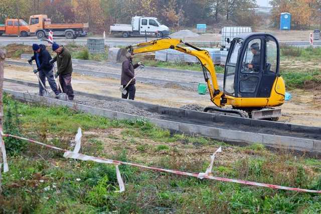 Nowe zatoczki autobusowe i przejścia dla pieszych. Postępują inwestycje na głównych ulicach miasta [SZCZEGÓŁY/FOTO]