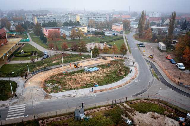 Nowe zatoczki autobusowe i przejścia dla pieszych. Postępują inwestycje na głównych ulicach miasta [SZCZEGÓŁY/FOTO]