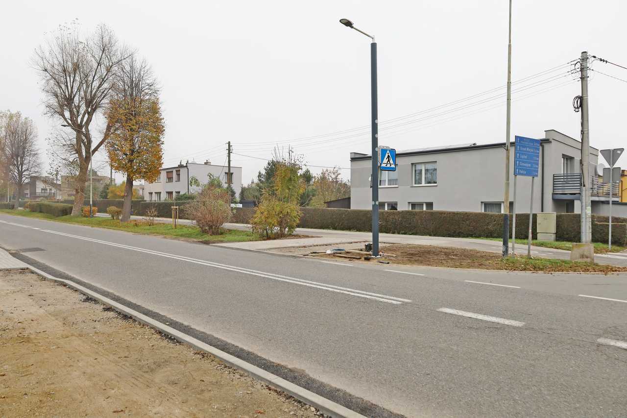 Nowe zatoczki autobusowe i przejścia dla pieszych. Postępują inwestycje na głównych ulicach miasta [SZCZEGÓŁY/FOTO]