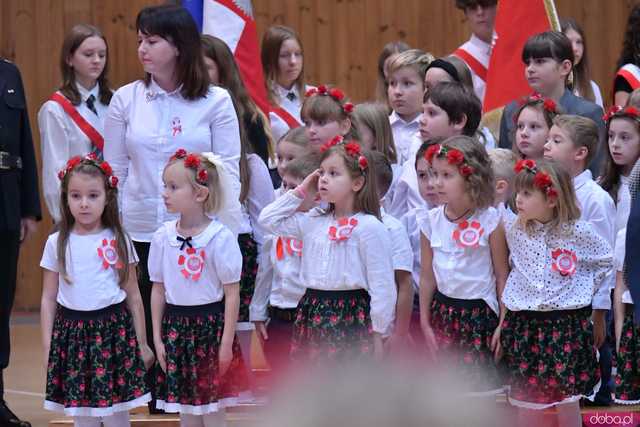 [FOTO] Uroczysta akademia w duchu patriotyzmu. Dobromierz obchodził 106. rocznicę odzyskania niepodległości