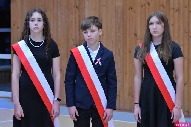 [FOTO] Uroczysta akademia w duchu patriotyzmu. Dobromierz obchodził 106. rocznicę odzyskania niepodległości