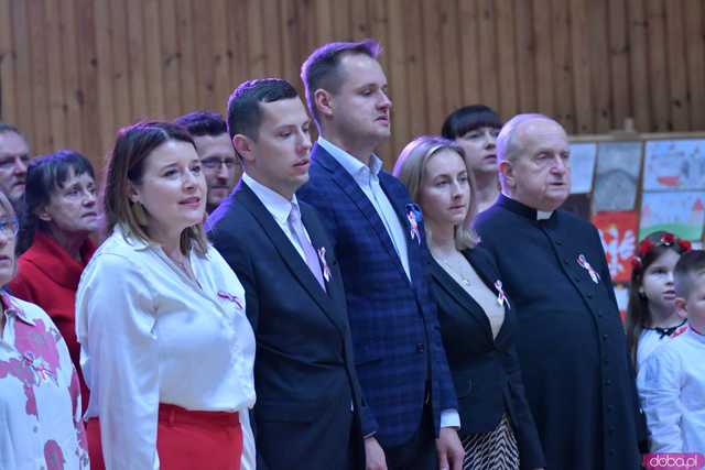 [FOTO] Uroczysta akademia w duchu patriotyzmu. Dobromierz obchodził 106. rocznicę odzyskania niepodległości