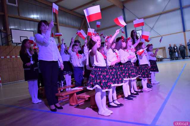 [FOTO] Uroczysta akademia w duchu patriotyzmu. Dobromierz obchodził 106. rocznicę odzyskania niepodległości