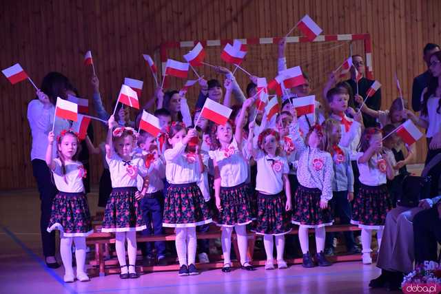 [FOTO] Uroczysta akademia w duchu patriotyzmu. Dobromierz obchodził 106. rocznicę odzyskania niepodległości