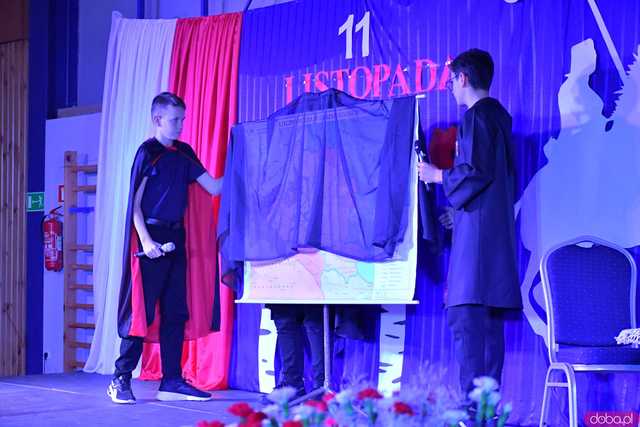 [FOTO] Uroczysta akademia w duchu patriotyzmu. Dobromierz obchodził 106. rocznicę odzyskania niepodległości