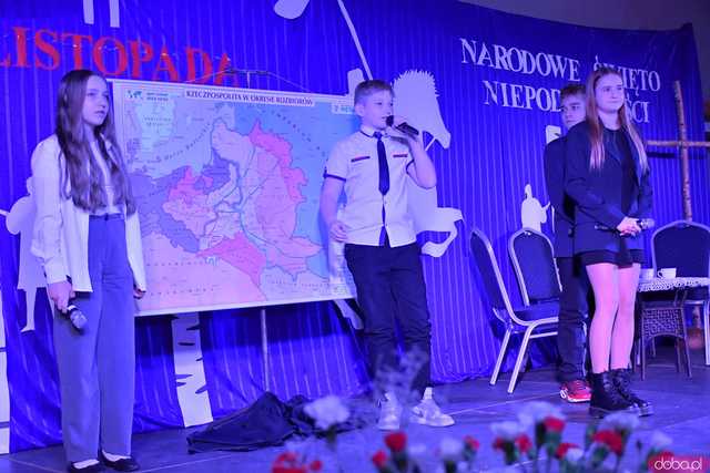 [FOTO] Uroczysta akademia w duchu patriotyzmu. Dobromierz obchodził 106. rocznicę odzyskania niepodległości
