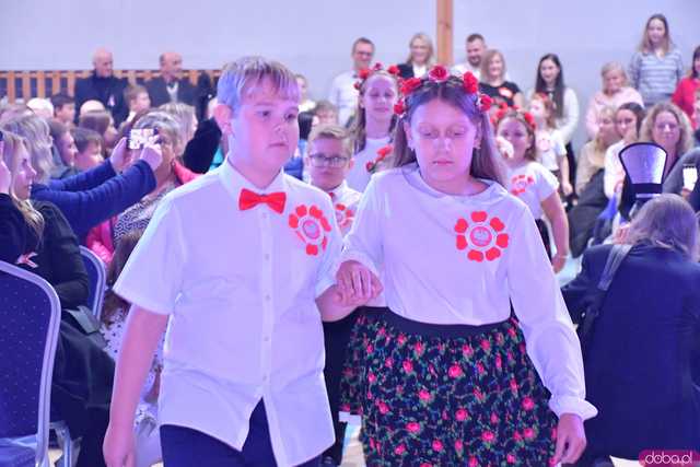 [FOTO] Uroczysta akademia w duchu patriotyzmu. Dobromierz obchodził 106. rocznicę odzyskania niepodległości