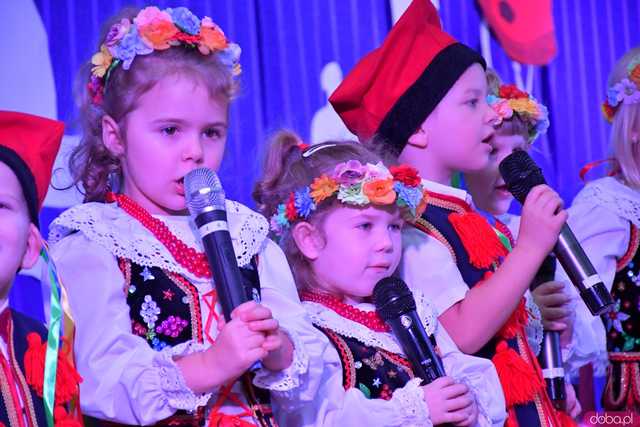 [FOTO] Uroczysta akademia w duchu patriotyzmu. Dobromierz obchodził 106. rocznicę odzyskania niepodległości