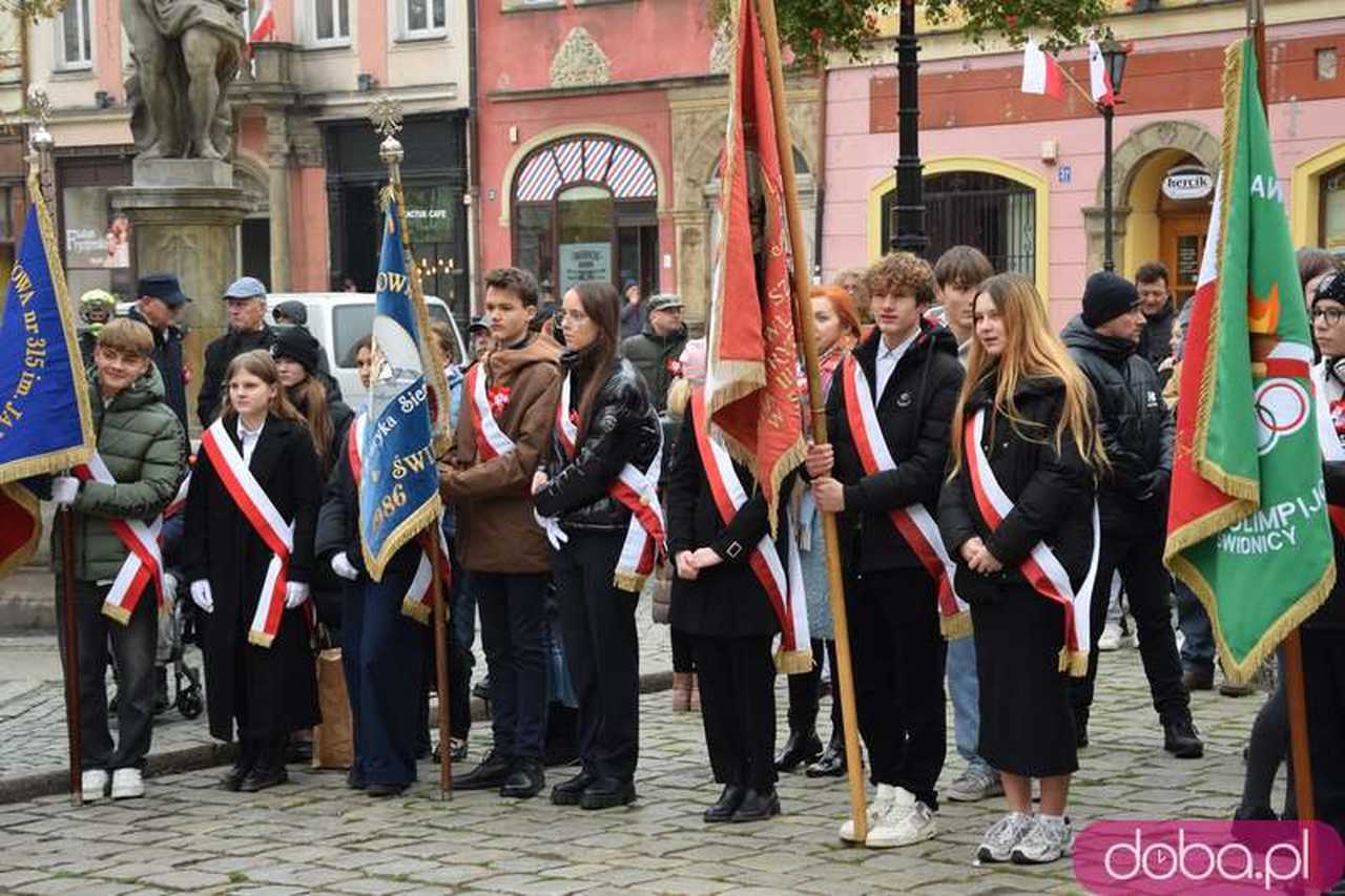 [FOTO] Manifestacja, rekonstrukcje i kwiaty czyli Narodowe Święto Niepodległości Świdnicy