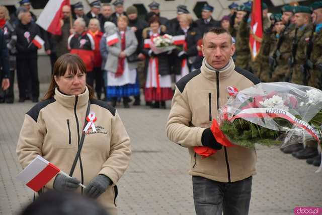 [WIDEO, DUŻO ZDJĘĆ] Przemarsz, salwa honorowa, wspólne śpiewanie. Obchody Święta Niepodległości w Strzegomiu