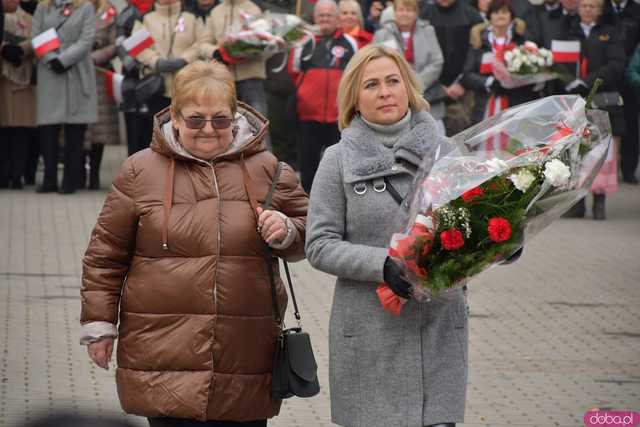 [WIDEO, DUŻO ZDJĘĆ] Przemarsz, salwa honorowa, wspólne śpiewanie. Obchody Święta Niepodległości w Strzegomiu