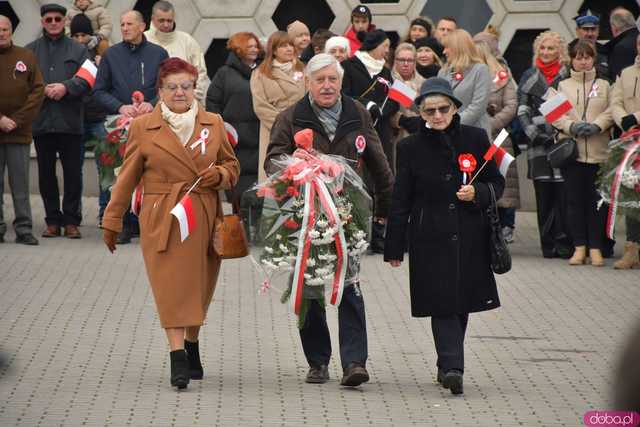 [WIDEO, DUŻO ZDJĘĆ] Przemarsz, salwa honorowa, wspólne śpiewanie. Obchody Święta Niepodległości w Strzegomiu