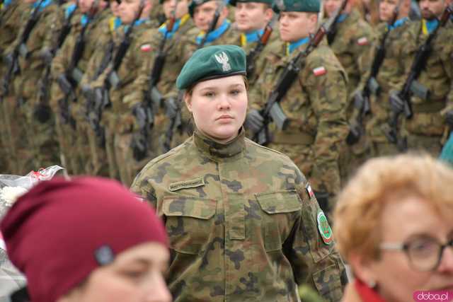 [WIDEO, DUŻO ZDJĘĆ] Przemarsz, salwa honorowa, wspólne śpiewanie. Obchody Święta Niepodległości w Strzegomiu