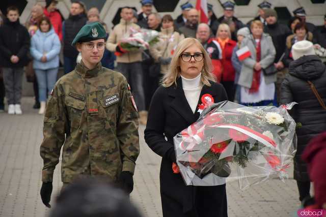 [WIDEO, DUŻO ZDJĘĆ] Przemarsz, salwa honorowa, wspólne śpiewanie. Obchody Święta Niepodległości w Strzegomiu