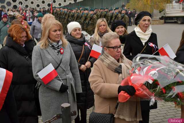 [WIDEO, DUŻO ZDJĘĆ] Przemarsz, salwa honorowa, wspólne śpiewanie. Obchody Święta Niepodległości w Strzegomiu