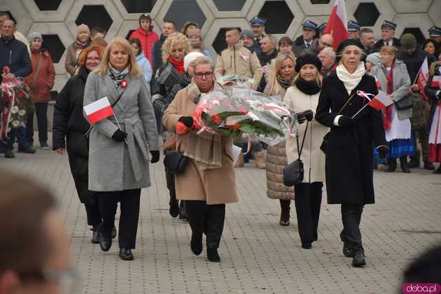 [WIDEO, DUŻO ZDJĘĆ] Przemarsz, salwa honorowa, wspólne śpiewanie. Obchody Święta Niepodległości w Strzegomiu