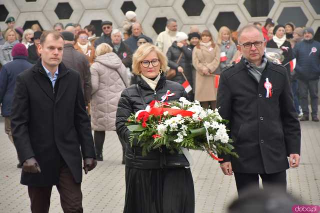 [WIDEO, DUŻO ZDJĘĆ] Przemarsz, salwa honorowa, wspólne śpiewanie. Obchody Święta Niepodległości w Strzegomiu