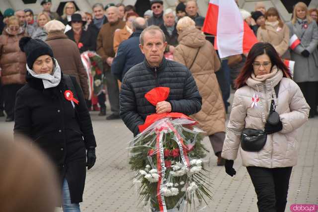 [WIDEO, DUŻO ZDJĘĆ] Przemarsz, salwa honorowa, wspólne śpiewanie. Obchody Święta Niepodległości w Strzegomiu