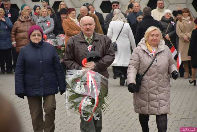 [WIDEO, DUŻO ZDJĘĆ] Przemarsz, salwa honorowa, wspólne śpiewanie. Obchody Święta Niepodległości w Strzegomiu