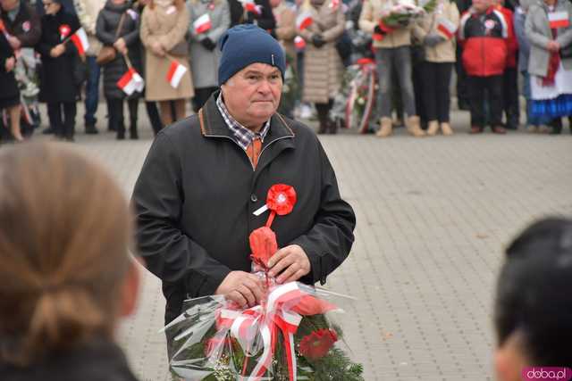 [WIDEO, DUŻO ZDJĘĆ] Przemarsz, salwa honorowa, wspólne śpiewanie. Obchody Święta Niepodległości w Strzegomiu