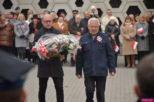 [WIDEO, DUŻO ZDJĘĆ] Przemarsz, salwa honorowa, wspólne śpiewanie. Obchody Święta Niepodległości w Strzegomiu