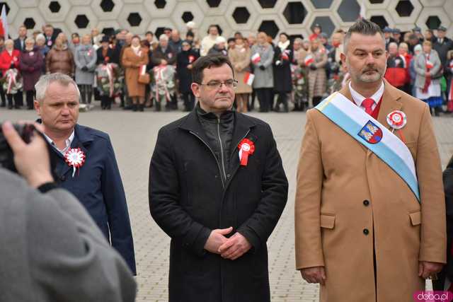 [WIDEO, DUŻO ZDJĘĆ] Przemarsz, salwa honorowa, wspólne śpiewanie. Obchody Święta Niepodległości w Strzegomiu