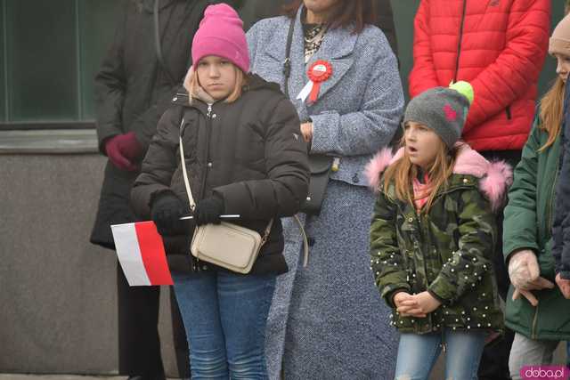 [WIDEO, DUŻO ZDJĘĆ] Przemarsz, salwa honorowa, wspólne śpiewanie. Obchody Święta Niepodległości w Strzegomiu