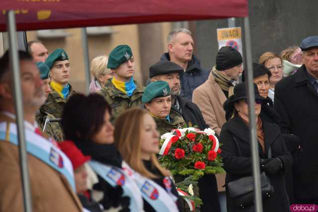 [WIDEO, DUŻO ZDJĘĆ] Przemarsz, salwa honorowa, wspólne śpiewanie. Obchody Święta Niepodległości w Strzegomiu
