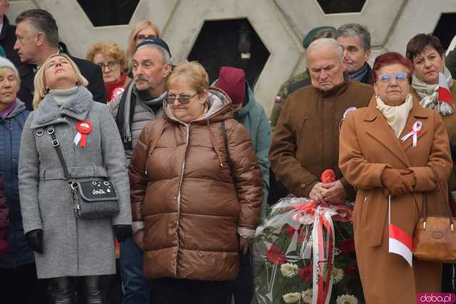 [WIDEO, DUŻO ZDJĘĆ] Przemarsz, salwa honorowa, wspólne śpiewanie. Obchody Święta Niepodległości w Strzegomiu