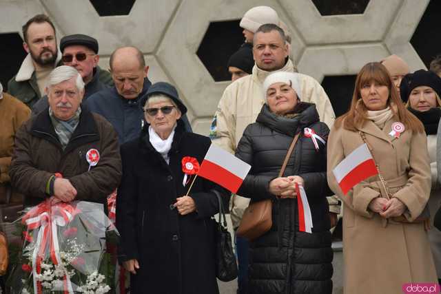 [WIDEO, DUŻO ZDJĘĆ] Przemarsz, salwa honorowa, wspólne śpiewanie. Obchody Święta Niepodległości w Strzegomiu