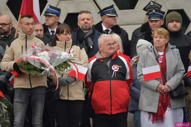 [WIDEO, DUŻO ZDJĘĆ] Przemarsz, salwa honorowa, wspólne śpiewanie. Obchody Święta Niepodległości w Strzegomiu