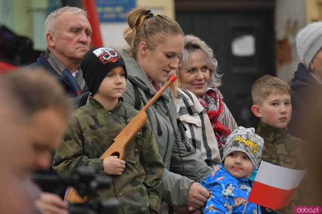 [WIDEO, DUŻO ZDJĘĆ] Przemarsz, salwa honorowa, wspólne śpiewanie. Obchody Święta Niepodległości w Strzegomiu