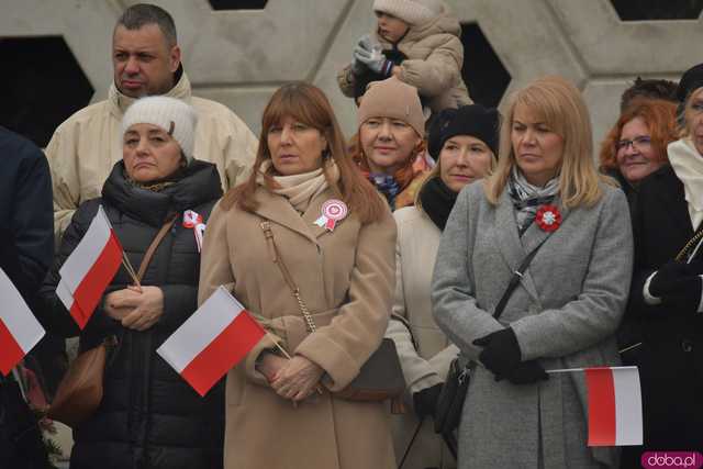[WIDEO, DUŻO ZDJĘĆ] Przemarsz, salwa honorowa, wspólne śpiewanie. Obchody Święta Niepodległości w Strzegomiu
