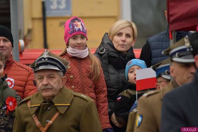 [WIDEO, DUŻO ZDJĘĆ] Przemarsz, salwa honorowa, wspólne śpiewanie. Obchody Święta Niepodległości w Strzegomiu