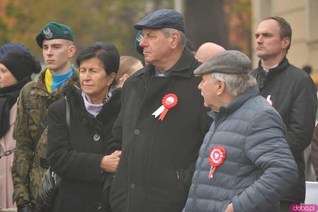 [WIDEO, DUŻO ZDJĘĆ] Przemarsz, salwa honorowa, wspólne śpiewanie. Obchody Święta Niepodległości w Strzegomiu