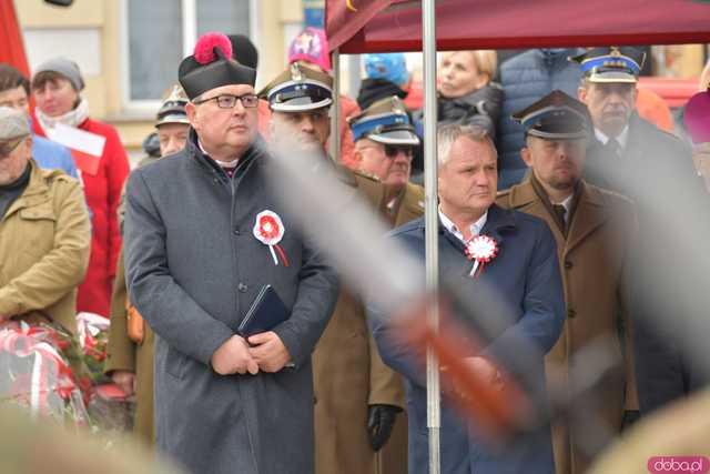 [WIDEO, DUŻO ZDJĘĆ] Przemarsz, salwa honorowa, wspólne śpiewanie. Obchody Święta Niepodległości w Strzegomiu
