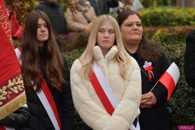 [WIDEO, DUŻO ZDJĘĆ] Przemarsz, salwa honorowa, wspólne śpiewanie. Obchody Święta Niepodległości w Strzegomiu