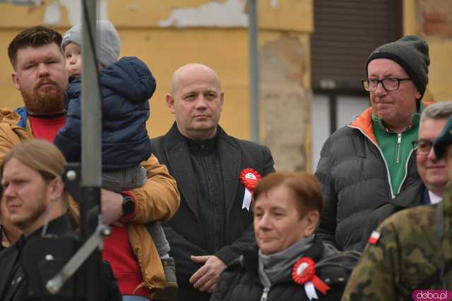 [WIDEO, DUŻO ZDJĘĆ] Przemarsz, salwa honorowa, wspólne śpiewanie. Obchody Święta Niepodległości w Strzegomiu