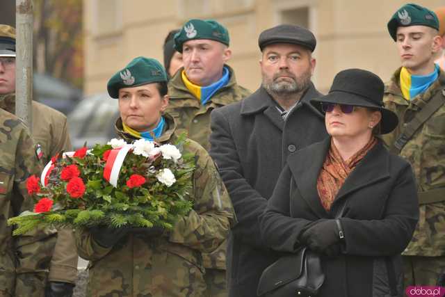 [WIDEO, DUŻO ZDJĘĆ] Przemarsz, salwa honorowa, wspólne śpiewanie. Obchody Święta Niepodległości w Strzegomiu